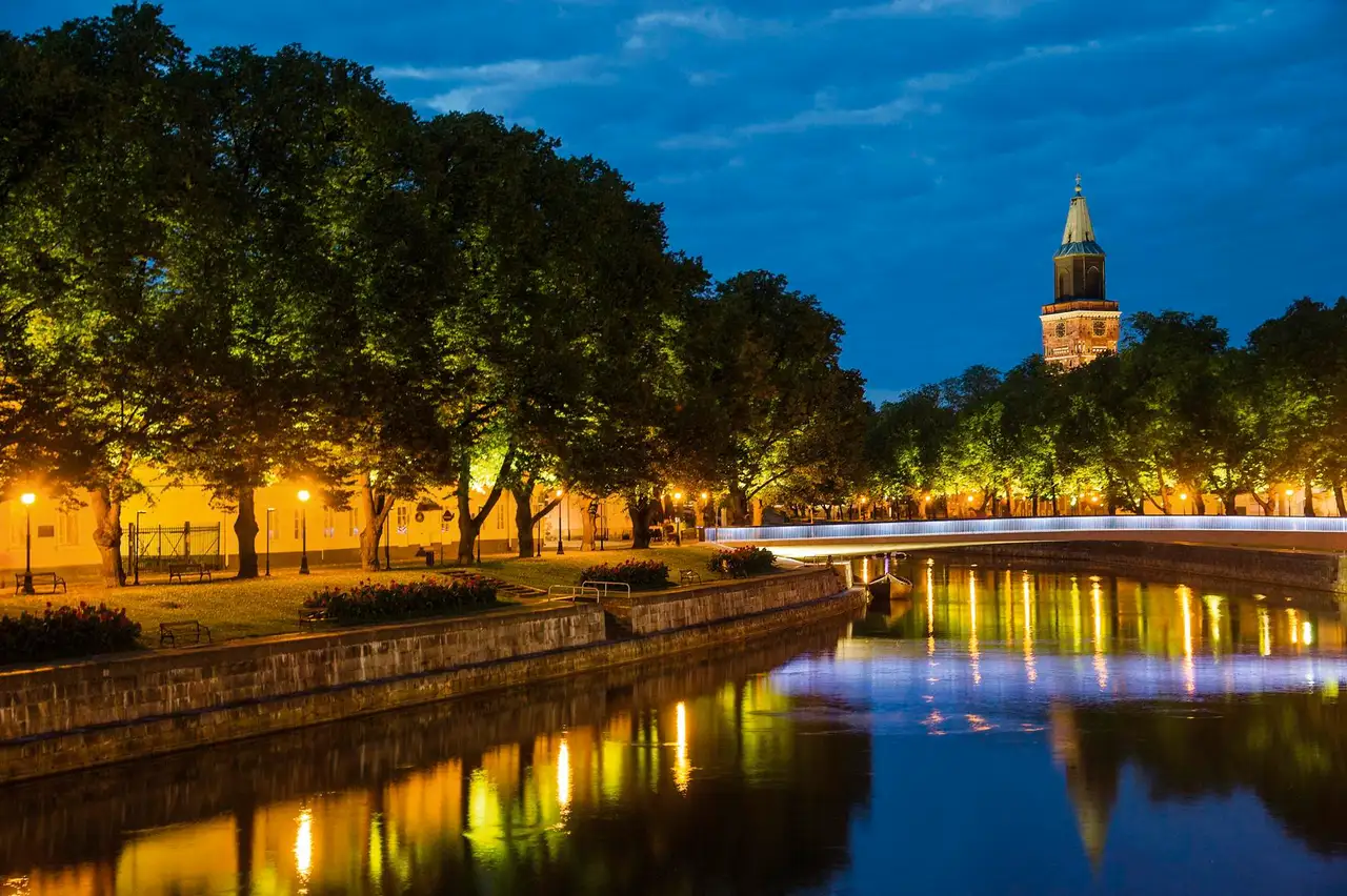 Aurajoki ja Turun tuomiokirkko sinisellä hetkellä